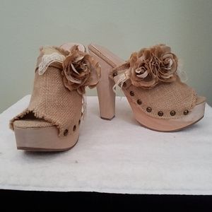 Aldo Clog Burlap Material With Flowers Size 8